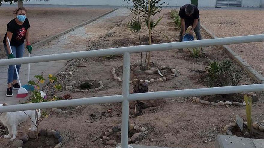 Vecinos de San Julián plantan vegetación en una actuación reivindicativa para exigir el arreglo de la zona en 2020