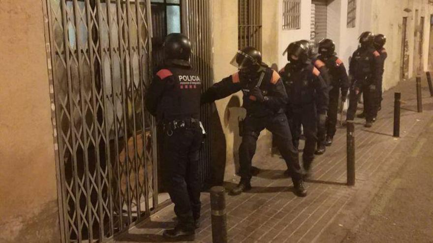 Operación policial contra narcopisos en el Poble Sec de Barcelona