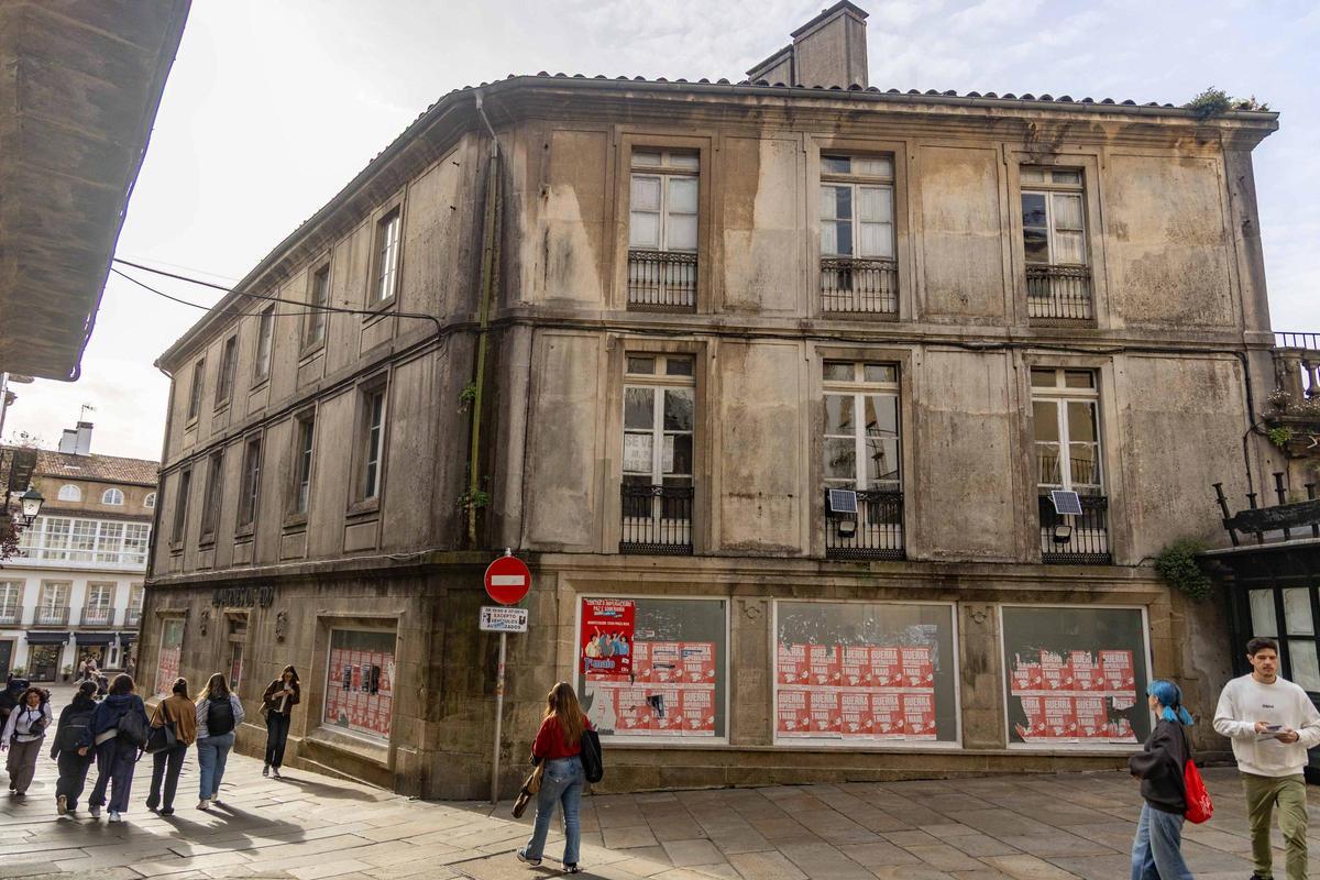 Edificio dos antigos Almacenes Olmedo, do Toural, dende a Rúa Nova