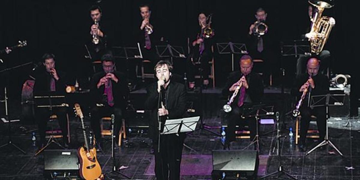 Roger Mas, amb la Cobla Sant Jordi, en l’actuació de dimecres a la nit al Teatre Comarcal de Solsona.