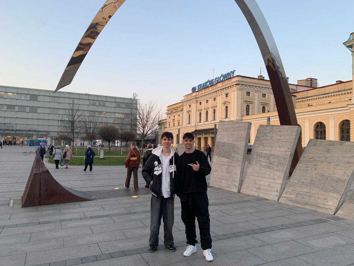 Dos de los alumnos desplazados a Polonia.