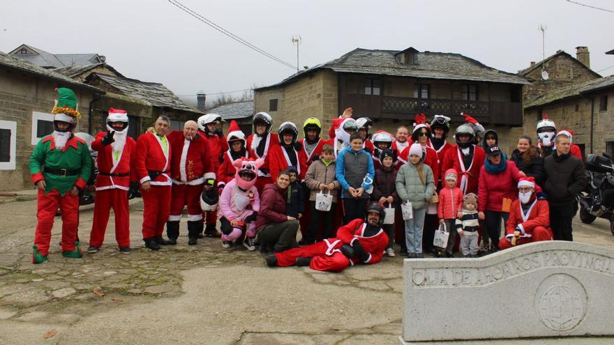 Los moteros anuncian la llegada de Papá Noel en Sanabria y La Carballeda