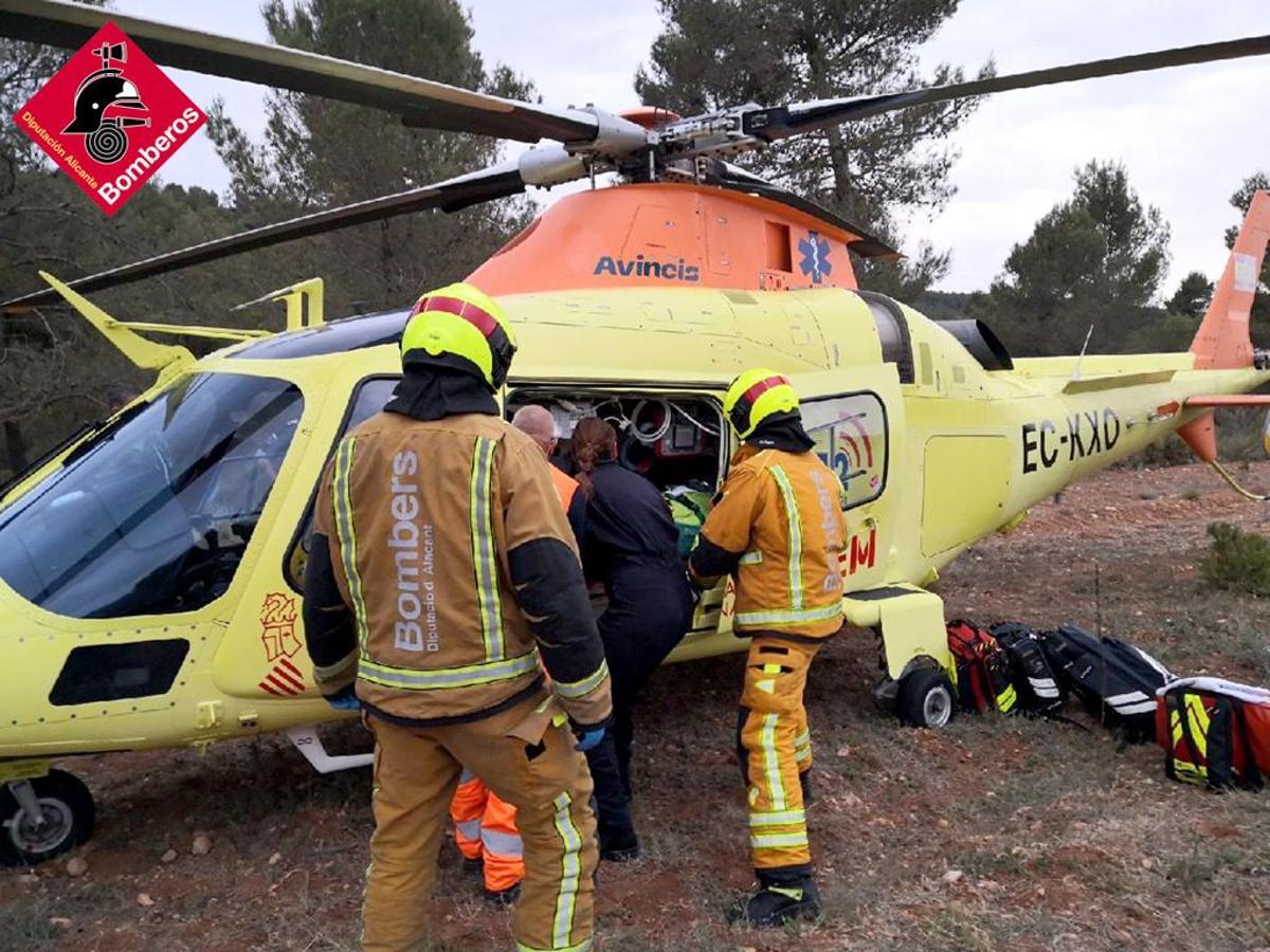Colocación del herido en el helicóptero medicalizado.