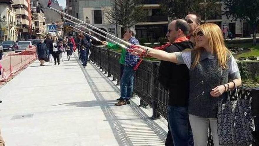 La moda de los &quot;selfies&quot; llega al puente &quot;nuevu&quot; cangués