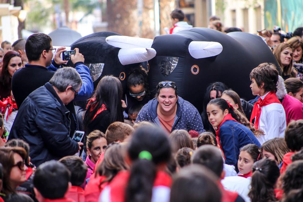 Los niños se suman a las celebraciones de las fiestas patronales en la segunda edición del encierro, con toros hinchables