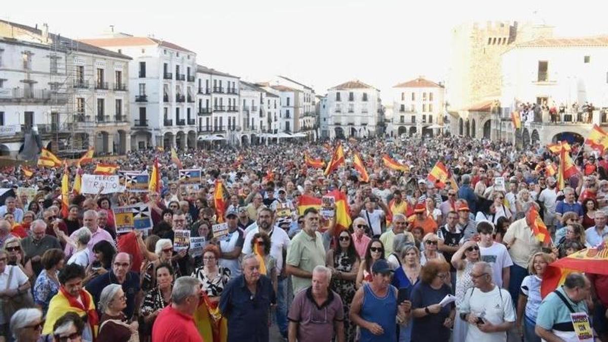 Concentración en apoyo a Ceuta, ayer, en la capital cacereña.