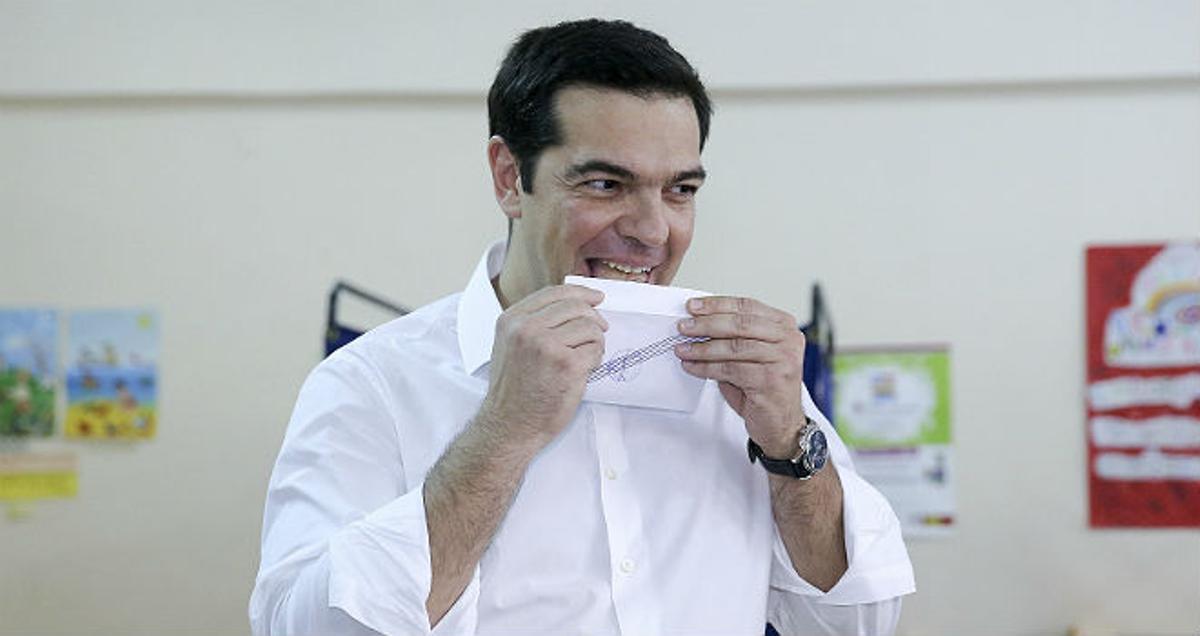 Alexis Tsipras ha madrugado para votar en el referéndum de Grecia