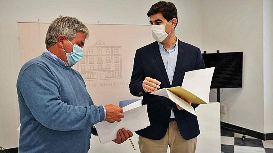 El alcalde de Coín, Francisco Santos, antes de la rueda de prensa.