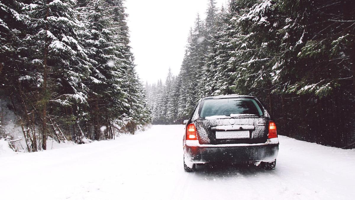 Alerta por nevadas: esto es lo que tienes que hacer si te quedas atrapado con el coche en la nieve