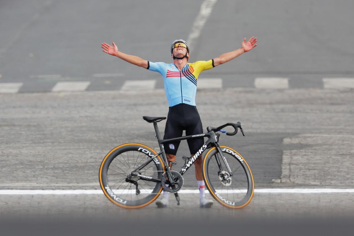 Remco Evenepoel celebra la victoria en la carrera olímpica de ruta en París 2024.