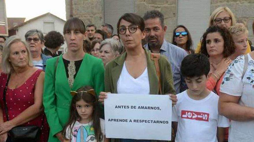 Concentración de condena contra el triple crimen de Valga. // N. Parga