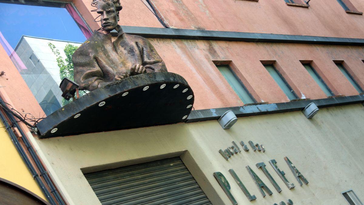 El cartell exterior i l&#039;escultura representativa de la discoteca Nou Platea de Girona, situada al costat de Correus i de l&#039;edifici dels jutjats, on es va celebrar la festa universitària Project X