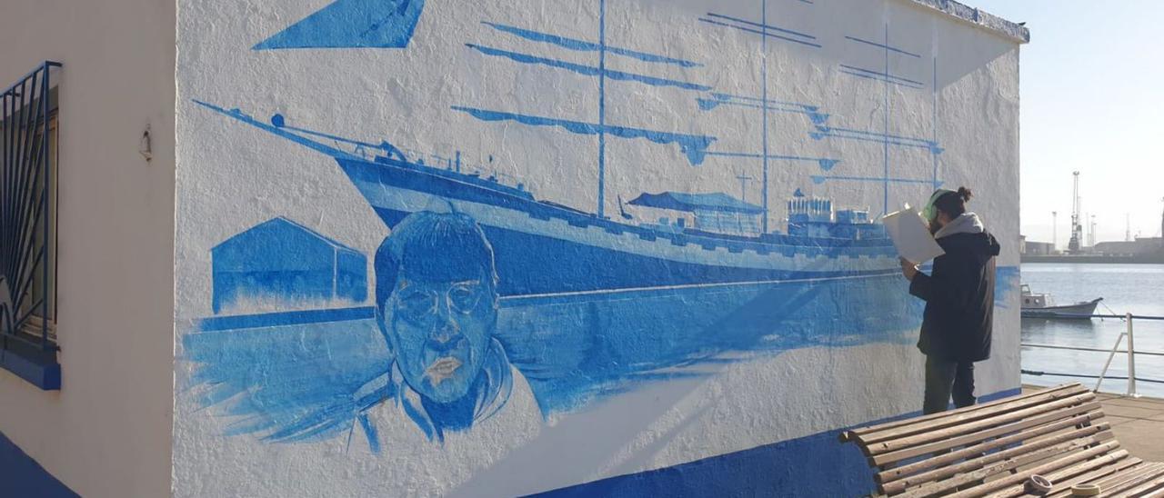 Dan Miravalles, ante el mural “Veleros en la ría”.