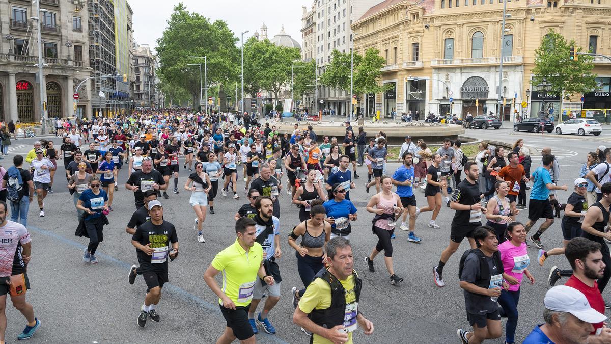 Los participantes recorren la Gran Vía a la altura de Passeig de Gràcia durante la 44 edición de la Cursa de El Corte Inglés