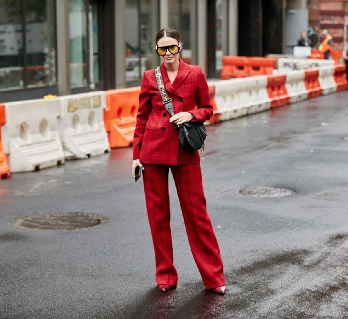 Con traje de chaqueta y pantalón