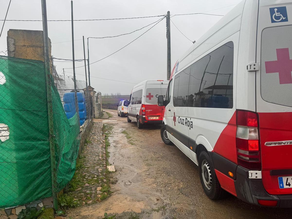 Cruz Roja traslada a los usuarios del centro de rehabilitación Arca de Noé tras el temporal.