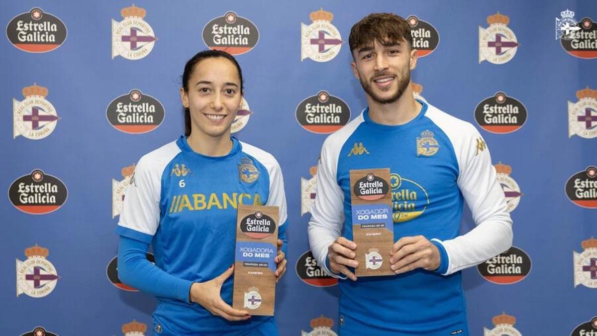 Adrià Altimira y Paula Gutiérrez con el premio a mejor jugador y mejor jugadora del mes