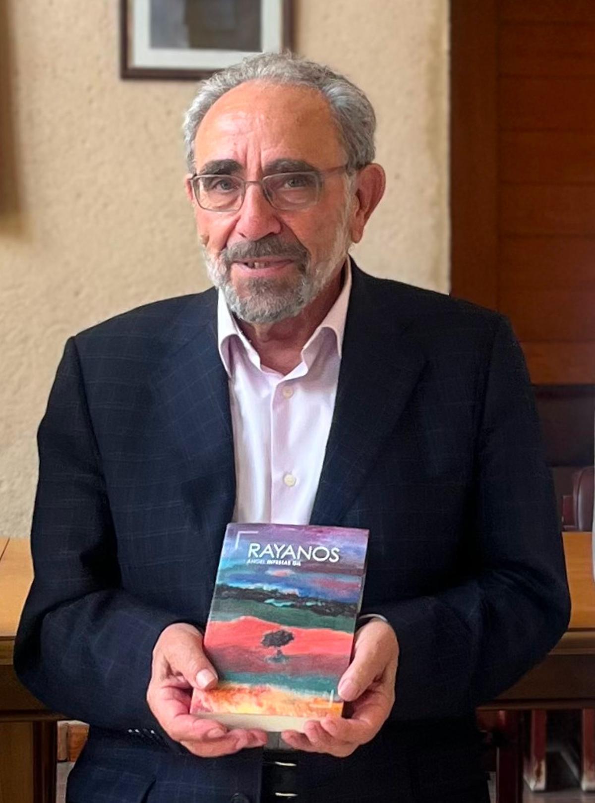 Ángel Infestas, con su última novela.