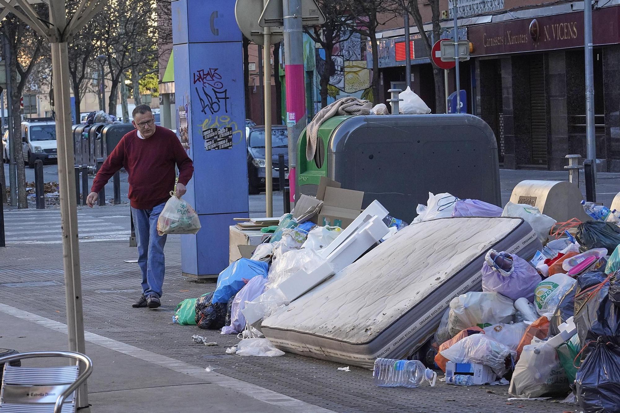 La vaga s’eternitza a Salt després de vint dies de deixalles al carrer