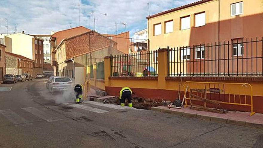 Actuaciones de mejora de accesibilidad en una calle por parte de los operarios municipales.