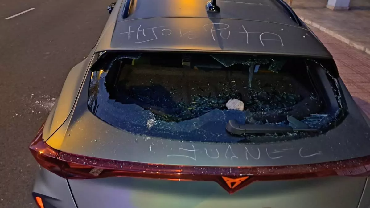 Detenido por destrozar un coche con una piedra en una calle en Tenerife