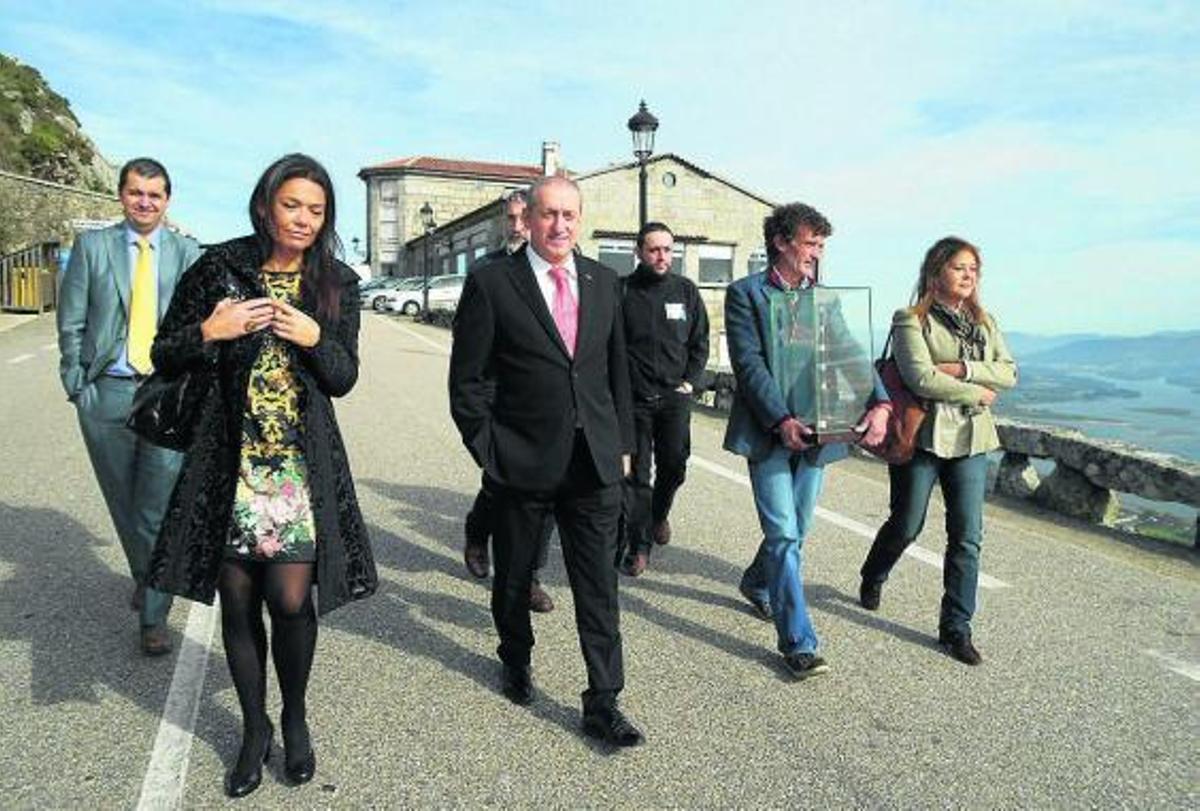 Xabier Lorenzo porta en una urna la maqueta del monolito, después del acto, ayer en A Guarda.  // E.G.