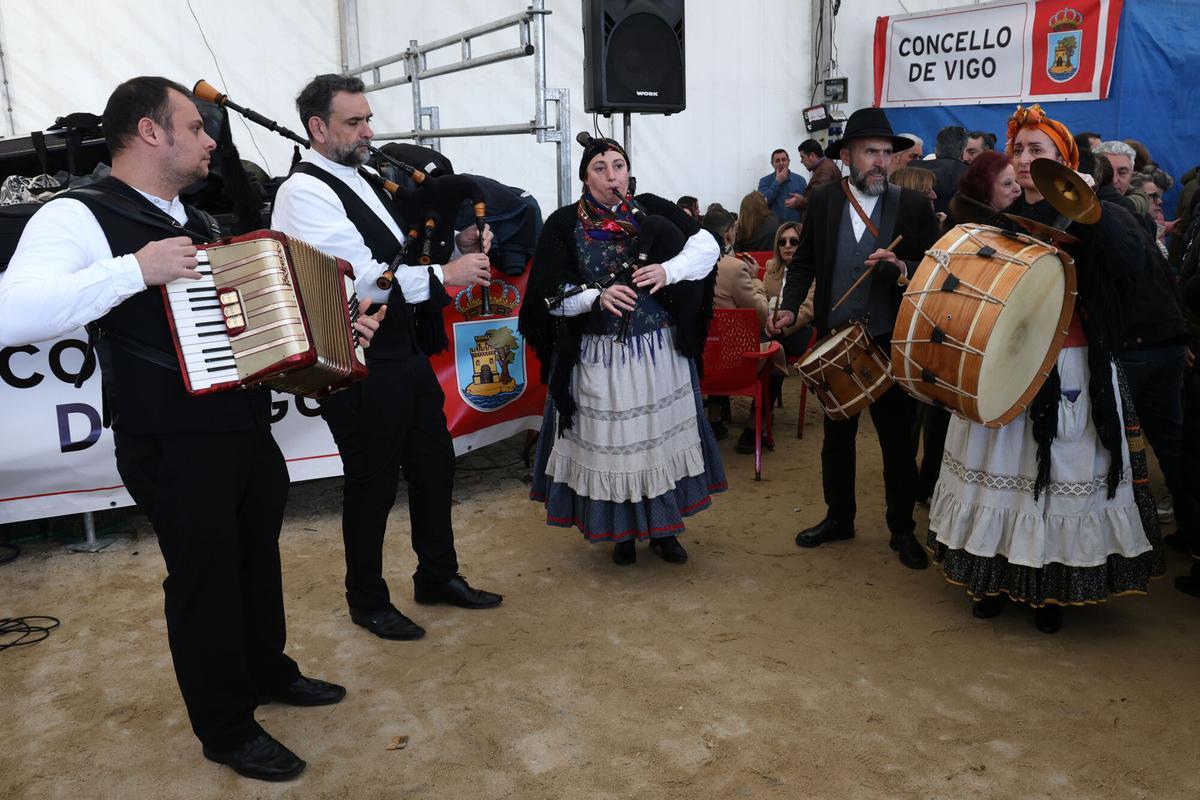 Procesión en honor a la Virgen de las Candelas en Castrelos
