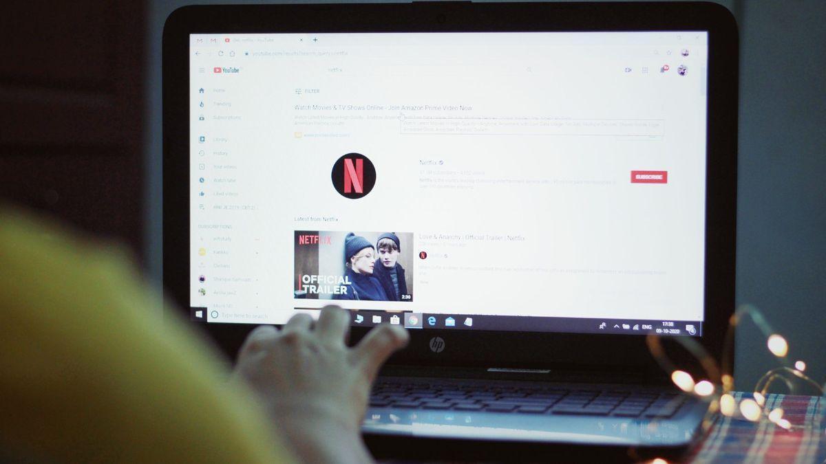Un usuario ve Netflix a través de su portátil.