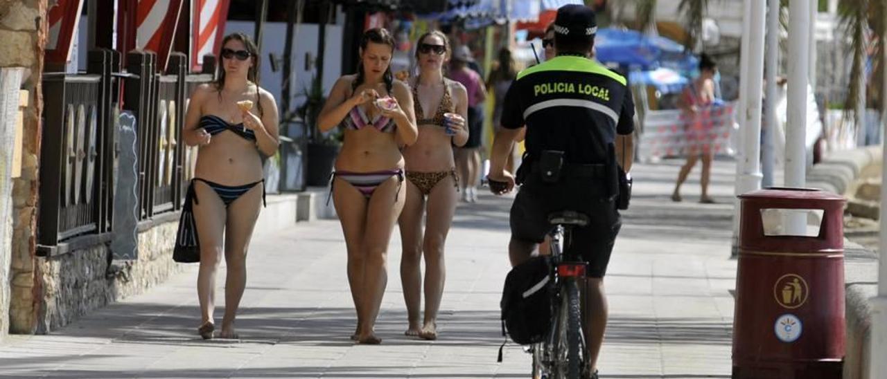 Un policía local de Calvià, patrullando por la primera línea de Magaluf.