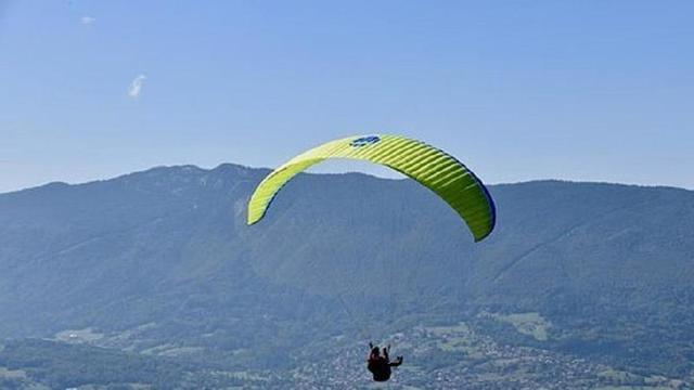 Imagen de archivo de una persona practicando parapente.