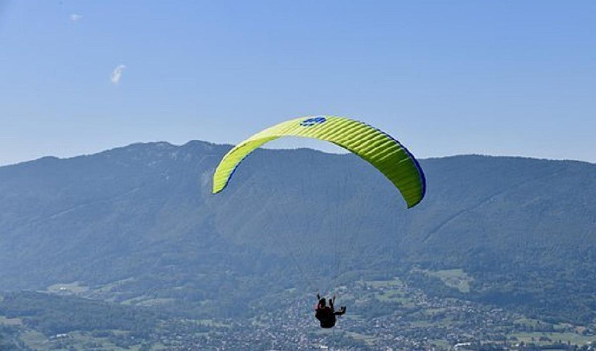 Imagen de archivo de una persona practicando parapente.