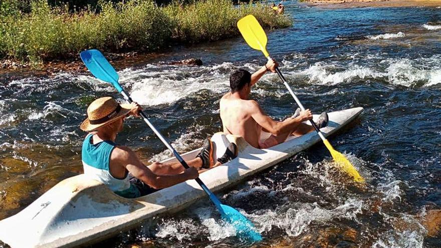 Dos participantes en la Ruta de los Chiringuitos por el río Tera.