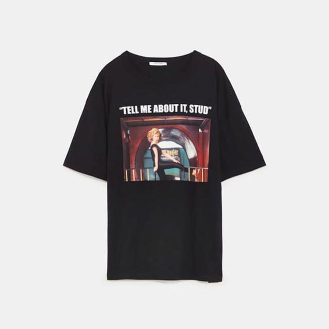 Olivia Newthon-John estampada en una camiseta de Zara
