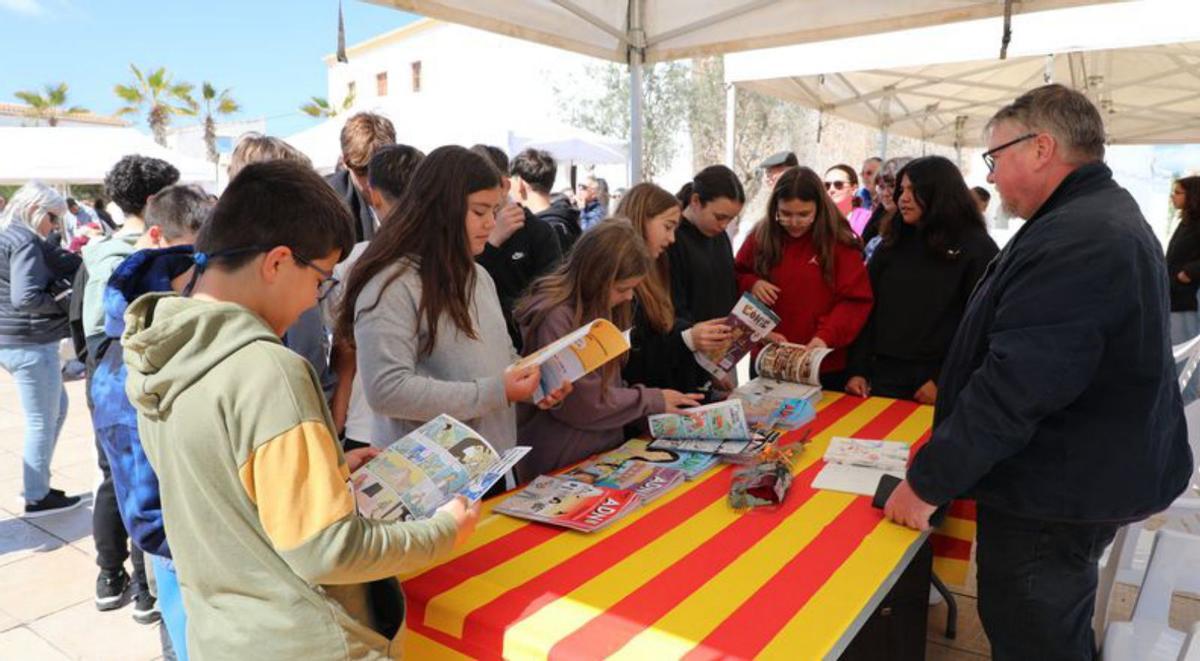 Varias generaciones entre libros y rosas