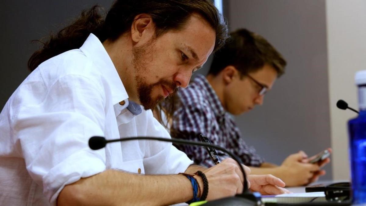 Pablo Iglesias e Íñigo Errejón reflexionan sobre el futuro de Podemos en el curso de verano de El Escorial.