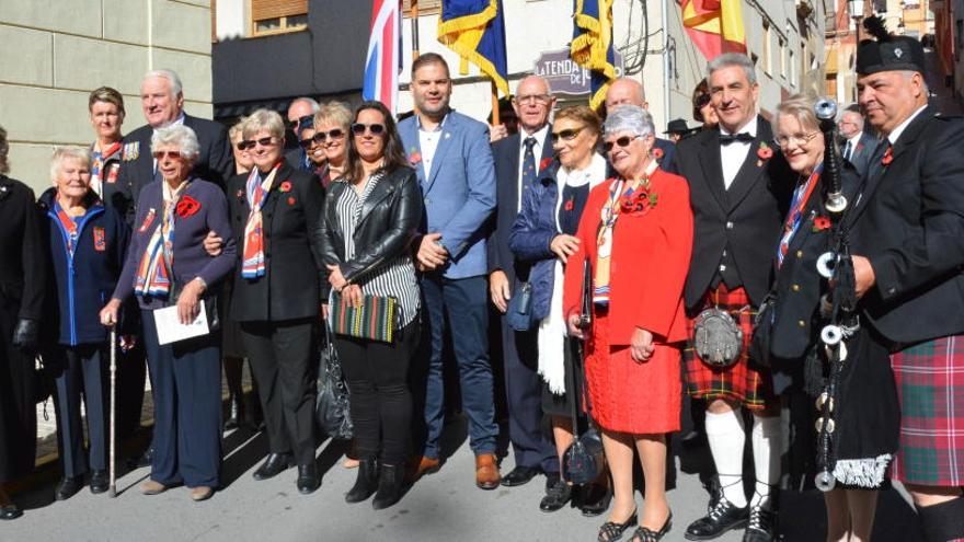 Miembros de la Real Legión Británica de Pinoso con los ediles