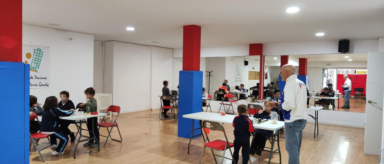 Actividad de ajedrez en la sede de la Asociación de Vecinos de Cerro Gordo.