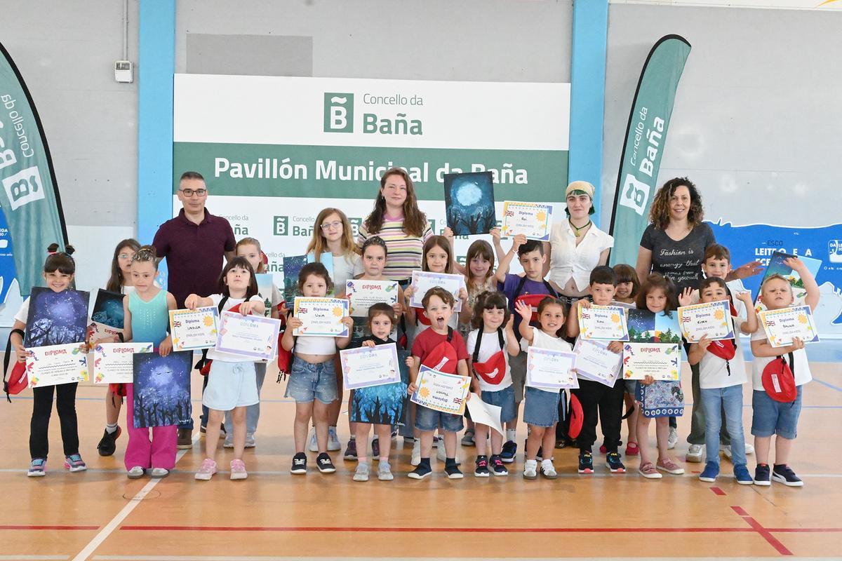 Autoridades y profesores con alumnos en la clausura de las escuelas deportivas de A Baña