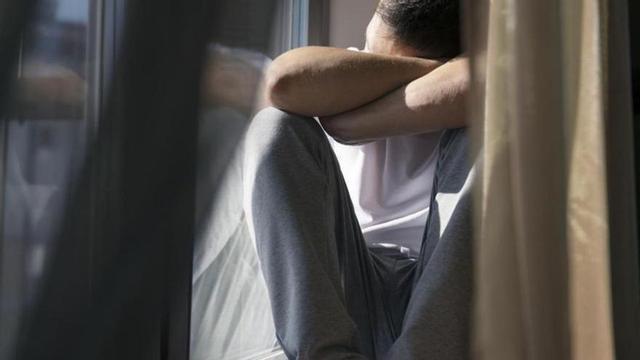 Imagen de archivo sobre una persona con problemas de salud mental.
