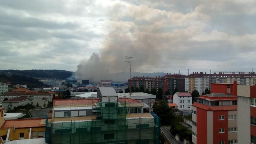 Alarma en A Coruña por un incendio forestal muy cerca de Marineda City