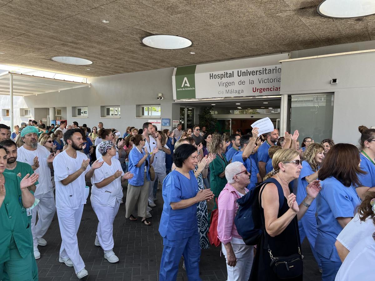 Imagen de la concentración de los trabajadores del Hospital Clínico