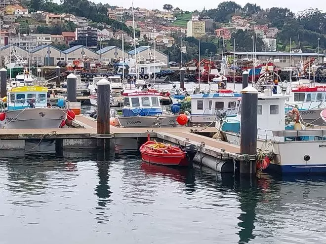 Buscan a un marinero de Bueu que cayó al mar mientras pescaba cerca del puerto