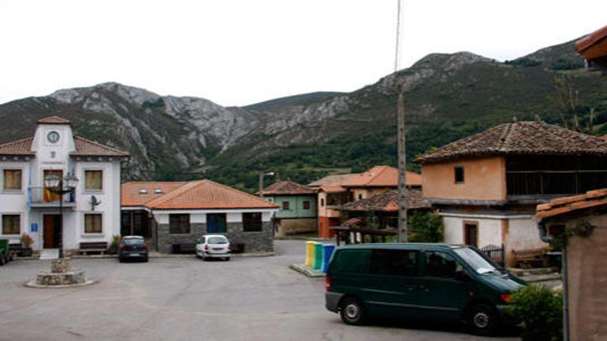 La plaza de Villabre, con el Ayuntamiento a la izquierda y las montañas al fondo.