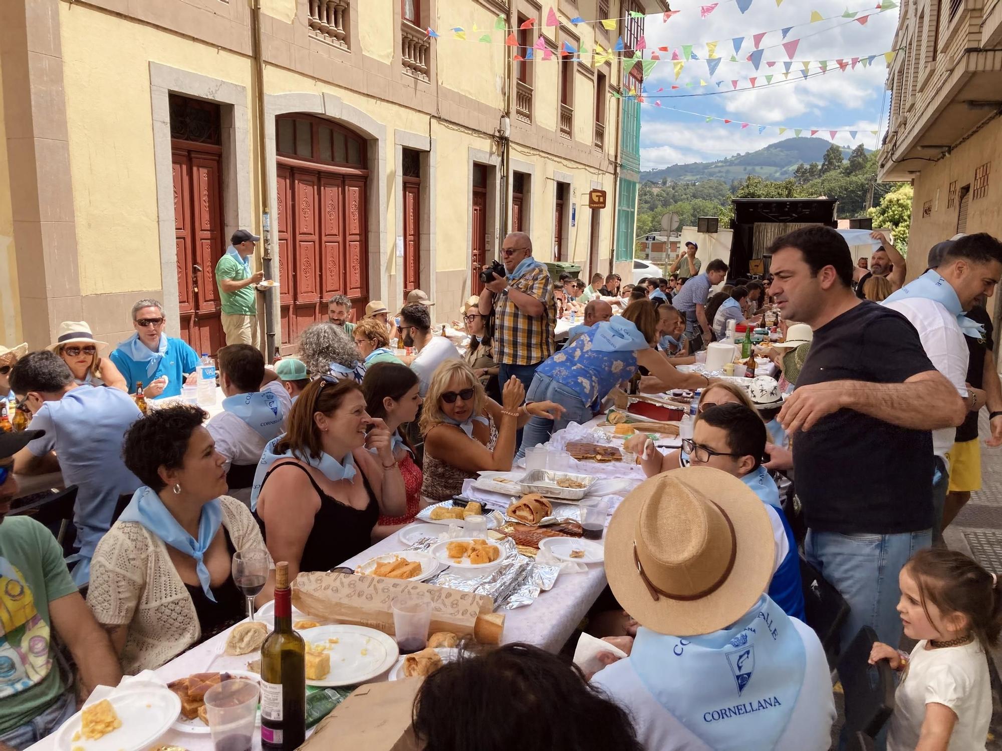 Cornellana estrena comida en la calle con acogida multitudinaria