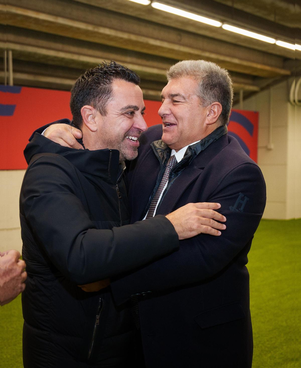 Laporta, abrazando a Xavi tras ganar al Oporto