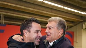 Laporta, abrazando a Xavi tras ganar al Oporto
