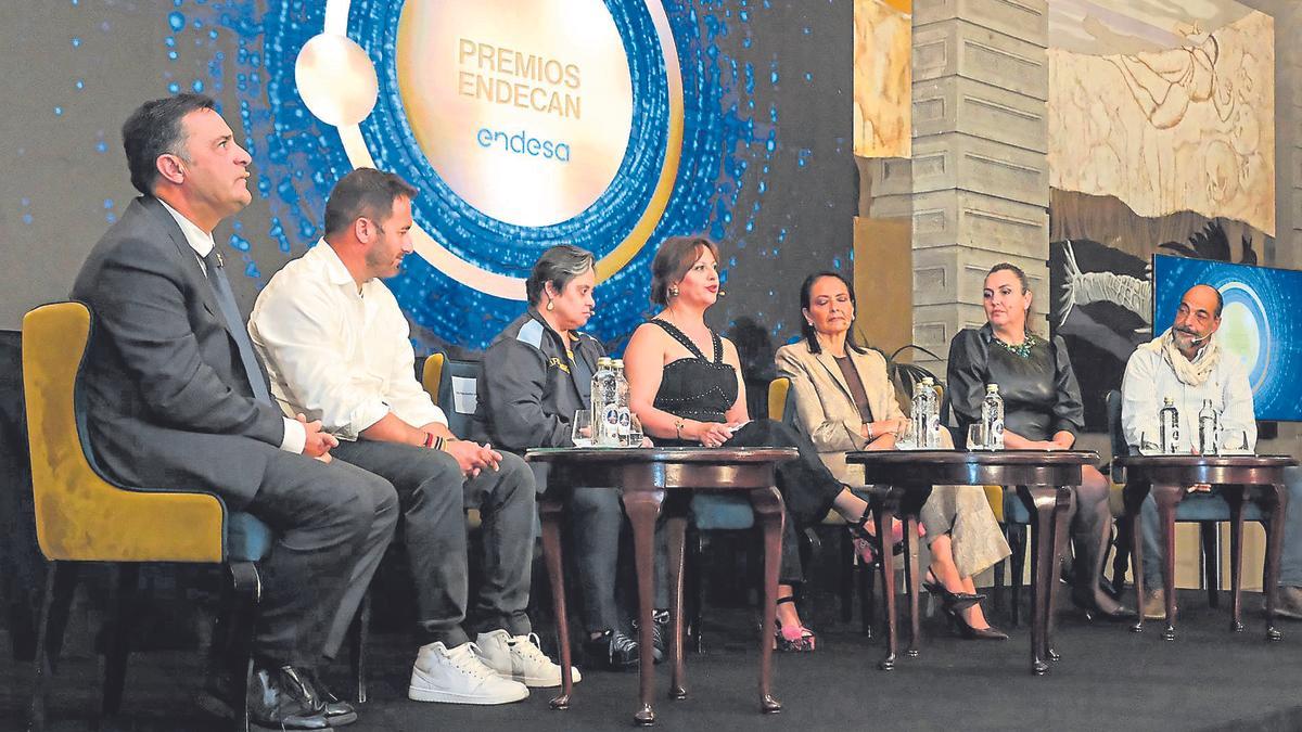 Mesa redonda, moderada por Delia Jiménez, en la que participaron algunos de los premiados.