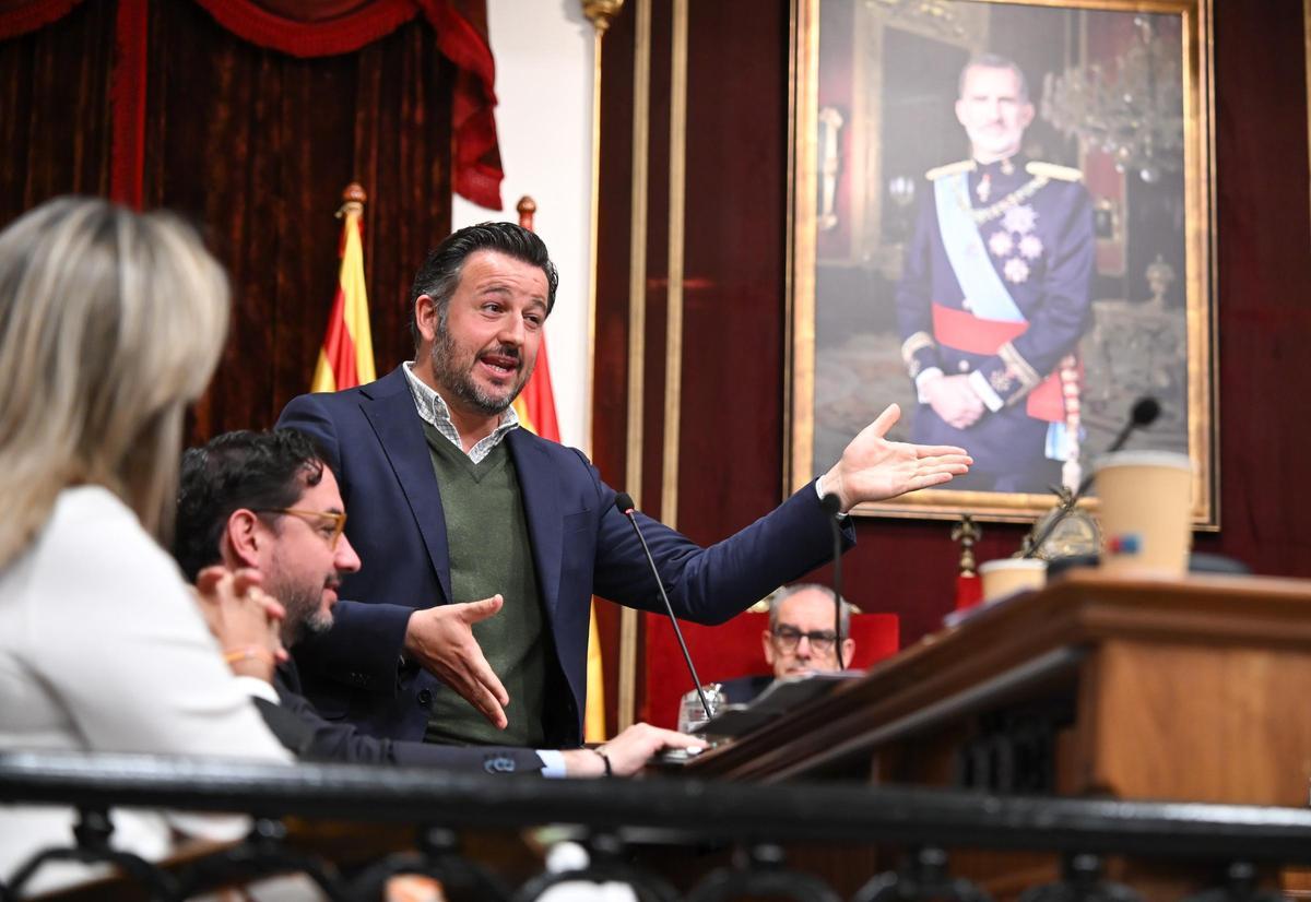 Pablo Ruz en un pleno explicando su gestión