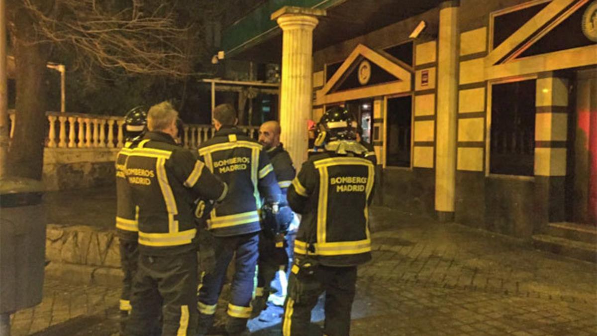 Bomberos ante la discoteca de Carabanchel cuyo techo se ha desplomado.