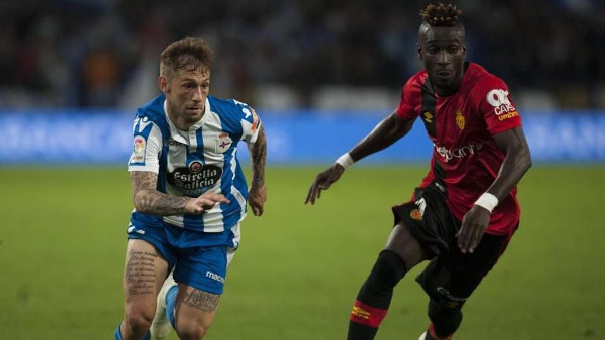 Cartabia conduce la pelota durante el partido ante el Mallorca disputado en la promoción de ascenso en 2019.  | |  CASTELEIRO / ROLLER AGENCIA